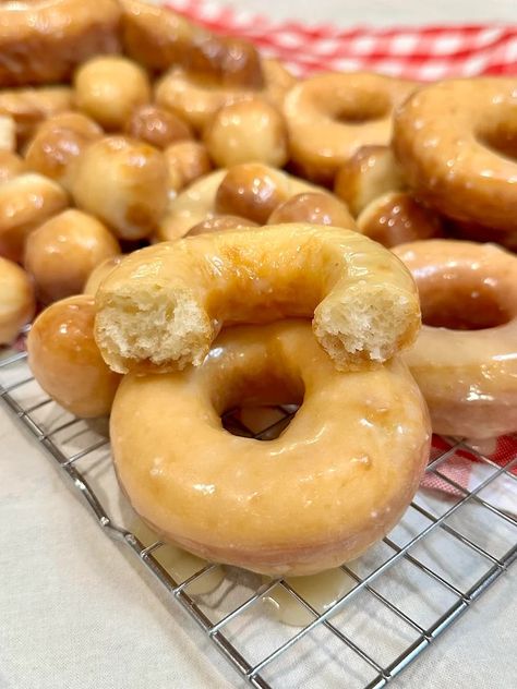 Sourdough Glazed Donuts (Krispy Kreme Copy Cat) Sourdough Donuts Recipe, Sourdough Doughnut Recipe, Sourdough Donut Recipe, Donuts Krispy Kreme, Sourdough Breakfast, Easy Sourdough Bread Recipe, Never Going Back, Krispy Kreme Donuts, Discard Recipe