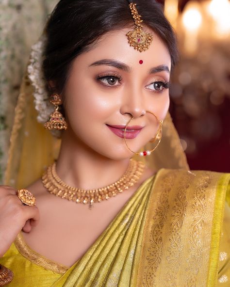 @shilpi__barman @dipanwitas_makeup_artistry @designer_sanjeev @ghosh.shiladitya @rongbongstudio @canonindia_official Haldi Look For Bride, Royal Wedding Outfits, Simple Bridal Makeup, Reception Makeup, Jewellery Model, Wedding Planner Checklist, Engagement Look, Haldi Outfits, Bengali Bridal Makeup