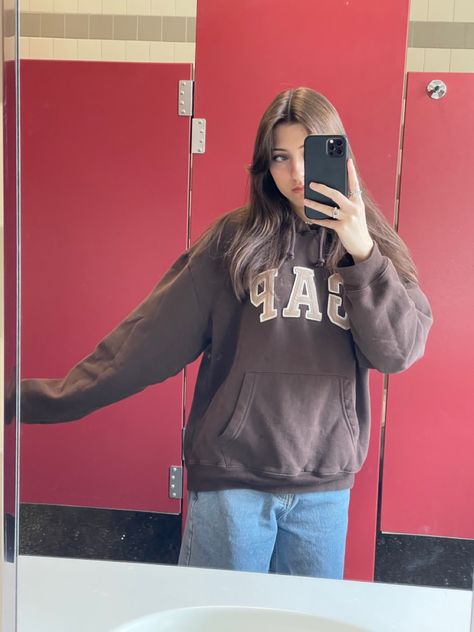 insta: @emma.vigi sweatshirt: GAP jeans: H&M Gap Sweatshirt Outfit, Brown Sweatshirt Outfit, Rich Outfits, Gap Sweatshirt, Brown Sweatshirt, Sweatshirt Outfit, Hoodie Outfit, Gap Jeans, Shopping List