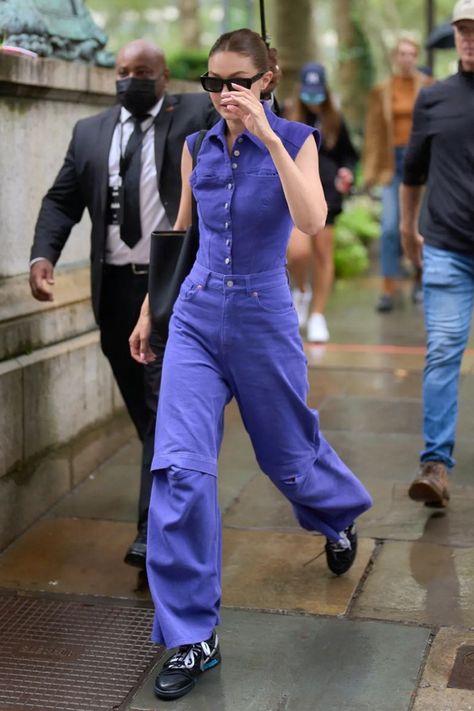 Gigi Hadid Purple, Office Wear Women Work Outfits, Supermodel Style, Gigi Hadid Street Style, Celebrity Inspired Outfits, Gigi Hadid Looks, Gigi Style, Gigi Hadid Outfits, Purple Outfit