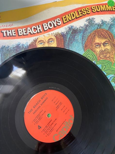 Music Beach Aesthetic, The Beach Boys Aesthetic, Beach Boys Aesthetic, Beach Boy Aesthetic, Obx Shifting, Record Aesthetic, Surf Logos, Surf Boy, Cali Summer