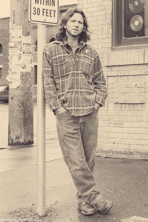 Eddie Vedder in all his perfection. Pearl Jam Eddie Vedder, Grunge Music, Eddie Vedder, Alice In Chains, Chris Cornell, Pearl Jam, My Chemical, Music Legends, Love Pictures