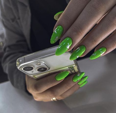 Best Valentine's Day Nail Designs 2024 Acrylic Nail Art Ideas for Valentine's Day💚 How To Pose Nails For Pictures, Hand Poses Nails, Nail Posing Ideas, Nail Tech Headshots, Hand Poses For Nails, Poses To Show Off Nails, Nail Poses Hands Instagram, Acrylic Nail Art Ideas, Makeup Artist Bag