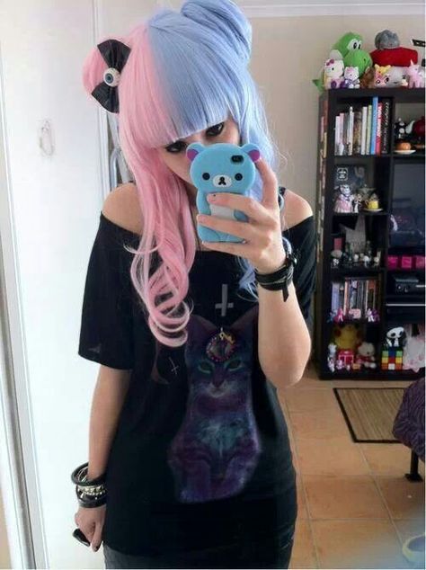 Pastel pink and blue hair Fantasy Make-up, Bubble Goth, Grunge Pastel, Goth Kawaii, Pastel Goth Outfits, Kawaii Pastel Goth, Goth Hair, Images Kawaii, Pastel Goth Fashion