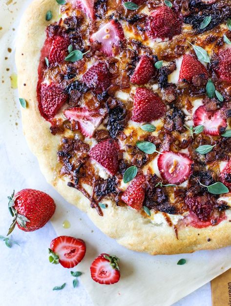 Strawberry Pizza with Bacon and Caramelized Onions Pizza With Bacon, Strawberry Pizza, Pizza Sugar Cookie, Fruit Pizza Sugar Cookie, Bacon Pizza, Pizza Roll, Pastas Recipes, Fruit Pizza Recipe, Strawberry Balsamic