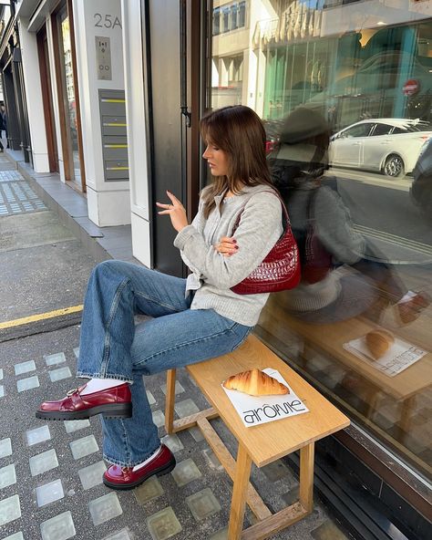 10/10 shoe and bag match from me if I do say so myself 🍒💌🥐 | Instagram Bow Shoes Outfit, Doc Marten Oxford Outfit, Burgundy Loafers Outfit, Loafer Aesthetic, Casual Loafers Outfit, Loafers Shoes Outfit, Jeans Outfits Fall, Loafers Outfit Women, Loafers And Jeans