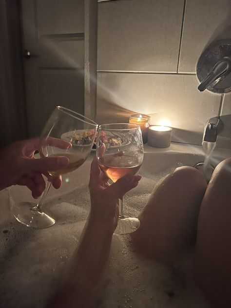 Couples Bathtub, Romantic Bath, Bath Aesthetic, Photos Originales, Dark Feminine Aesthetic, Foto Poses, Feminine Aesthetic, Foto Inspiration, Couple Aesthetic