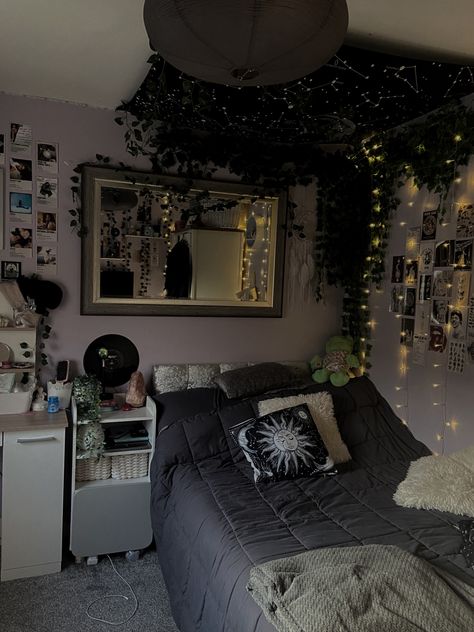 Dark Atheistic Bedroom, Witchy Bedroom Ideas Bohemian, Aesthetic Room Ideas Black, Light Goth Room, Dark Themed Bedroom Aesthetic, Room Ideas Dark Aesthetic Cozy, Nature Goth Aesthetic Room, Dark Aesthetic Dorm Room Ideas, Goth Bedrooms Ideas