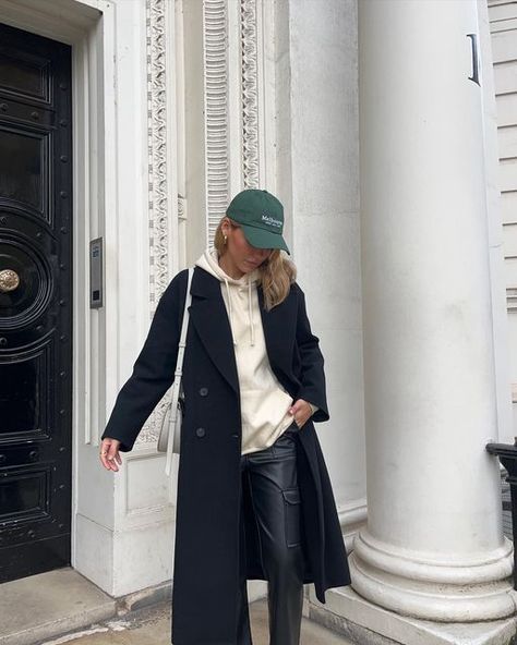 Outfits With Caps For Women, Green Hat Outfit, Hat Outfit Winter, Japan Outfit Winter, White Hoodie Outfit, Winter Outfits 2022, Cap Outfits For Women, Black Coat Outfit, Winter Coat Outfits