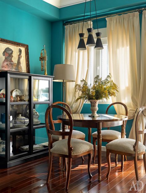 Spain and Russia Happily Married in This Valencia Home - ¡Colour Your Casa! Garden Sunroom, American Style Kitchen, Turquoise Living Room Decor, Turquoise Room, Living Room Turquoise, Spanish Home, Turquoise Walls, Moroccan Living Room, Turquoise Decor