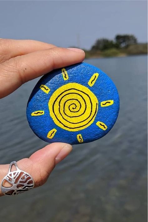 34+ Best Summer Painted Rocks & Ideas for 2023 - Crazy Laura Summertime Crafts, Diy Rock Art, Acrylic Painting Ideas, Art Pierre, Stone Art Painting, Painted Rocks Kids, Painted Rocks Craft, Painted Rocks Diy, Summer Painting