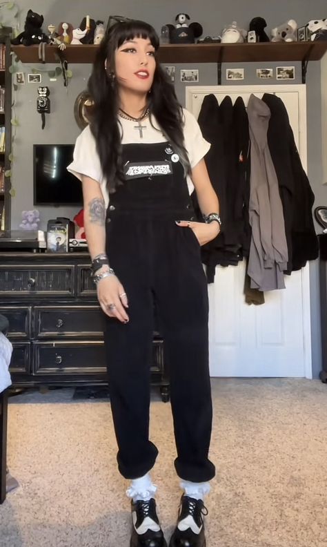 Alternative Overall Outfit, Alt Back To School Outfits, Alt Overalls Outfit, Grunge Teacher Outfits, Goth Teacher Outfits, Punk Overalls, Inspire Outfits, Sick Fits, Life Alert