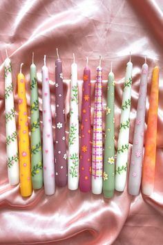 Candle Painting Inspiration, Aesthetic Painted Candles, Candle Stick Paintings, Candels Painting Ideas, Painting Candle Sticks, Candel Painting Aesthetic, Candels Sticks, Drawing On Candles, Candle Painting Ideas