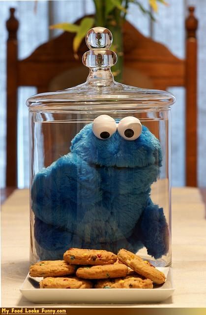 Table decoration for cookie party. Cookie Monster Party, Bar A Bonbon, Cookie Monster Birthday, Elmo Birthday Party, Sesame Street Birthday Party, Monster Birthday Parties, Elmo Party, Sesame Street Party, Elmo Birthday