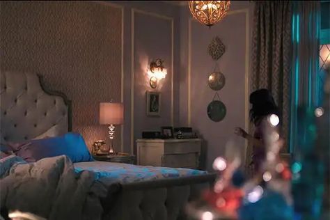 Colorful Bedrooms, Lodge Bedroom, Bold Interior, Lodge House, Lodge Room, Apartment Goals, Veronica Lodge, Mindy Kaling, In And Out Movie