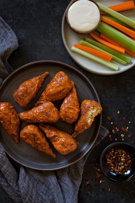 Crispy Vegan Wings in Hot & Buttery Buffalo Sauce – No Eggs or Ham Vegan Hot Wings, Vegan Wings Recipe, Drummies Recipes, Seitan Wings, Vegan Buffalo Wings, Vegan Wings, Track Diet, Vegan Plate, Vegan Fried Chicken