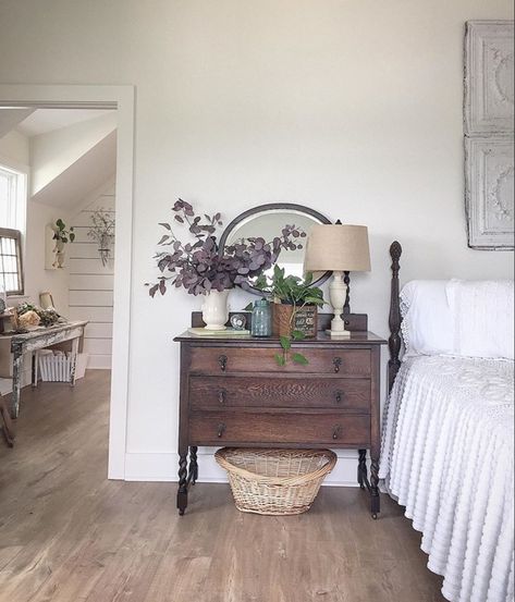 Antique Bedroom Decor Vintage, Farmhouse Antique Bedroom, 1800s Farmhouse Bedroom, New England Farmhouse Bedroom, Elegant Cottage Bedroom, New England Aesthetic Bedroom, Country Cottage Interiors Farmhouse Style Master Bedrooms, Antique Guest Bedroom, Vintage Country Bedroom