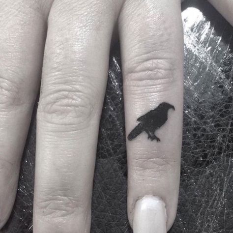 Black Crow Tattoos, Rabe Tattoo, Crow Tattoo Design, Realistisches Tattoo, Finger Tattoo For Women, Crow Tattoo, Raven Tattoo, Disney Tattoo, Finger Tattoo