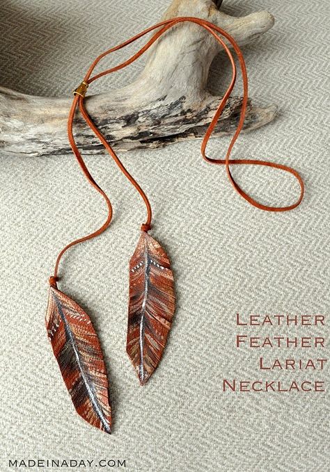 DIY Leather Feather Lariat Necklace Free Printable Feather Guide, learn to make a simple leather lariat painted necklace, feather necklace #feather #necklace #lariat #leather #jewelry Diy Bangle Bracelets, Leather Jewelry Diy, Diy Jewelry Necklace, Easy Jewelry, Jewelry Organizer Diy, Feather Necklace, Easy Diy Jewelry, Ideas Creativas, Necklace Craft