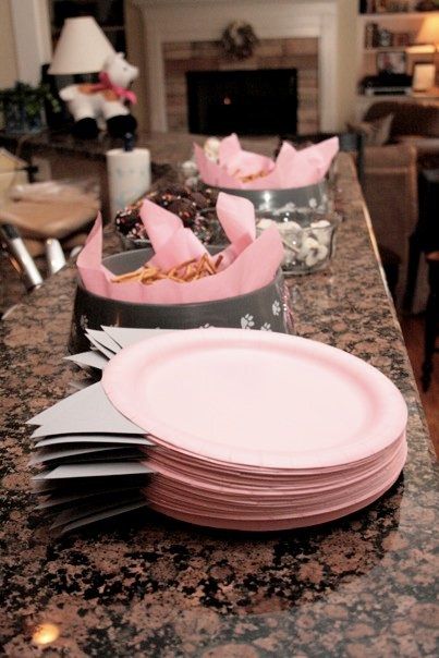 paper plate idea. saves plates because no one walks off with two, guest time because they don't have to eel them apart, and mass frustration from everyone else Kitten Birthday Party, Cat Themed Parties, Cat Themed Birthday Party, Kitten Party, Kitten Birthday, Cat Birthday Party, Kitty Party, Festa Party, 6th Birthday Parties