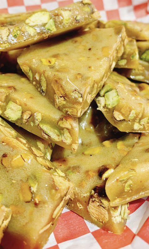 Best Peanut Brittle, Best Stew Recipe, Pistachio Brittle, Homemade Peanut Brittle, Microwave Peanut Brittle, Cookie Truffles, Boiled Peanuts, Brittle Recipes, Homemade Candy