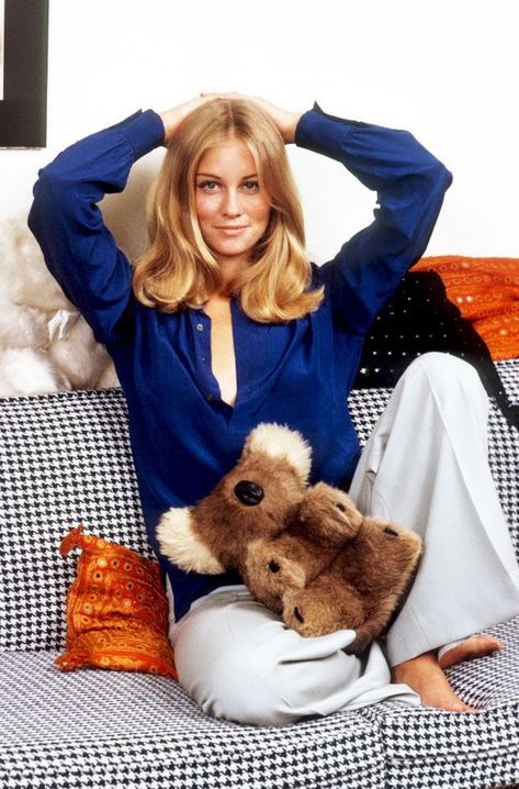 70s Celebrities, Cybill Shepherd, 60s And 70s Fashion, Lauren Hutton, 1970s Fashion, 70s Fashion, Old Hollywood, Celebrity Style, Hollywood