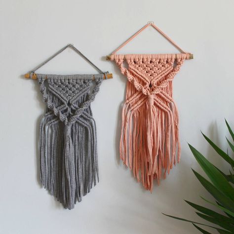 Dekorasi Bohemia, Mini Macrame Wall Hanging, Simpul Makrame, Small Macrame Wall Hanging, Macrame Wall Hangings, Makramee Diy, Small Macrame, Bedroom Wall Hangings, Macrame Wall Hanging Diy