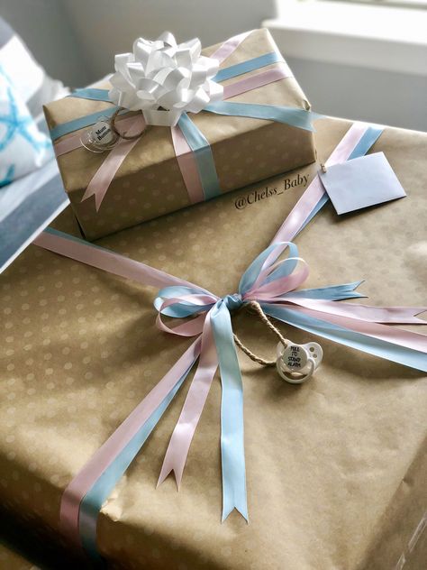 Gender Reveal Gift Wrapping Ideas, Baby Shower Gift Wrapping Ideas Boy, No Wrapping Baby Shower Gifts, Baby Shower Wrapping Ideas, Gender Reveal Present Ideas Gift, Gender Neutral Gift Ideas, Wrap Baby Shower Gift, Gender Neutral Baby Shower Gifts, Baby Gift Wrapping