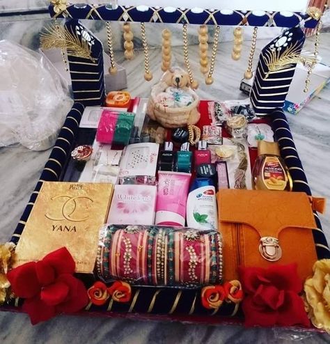 Shadi Gifts Ideas, Shadi Gift Packing Ideas, Bridal Gift Packing Ideas, Chab Decoration Engagement, Shagun Packing Ideas, Shadi Gifts Packing, Gift For Bhabhi On Engagement, Bridal Makeup Packing Ideas, Rukvant Ideas