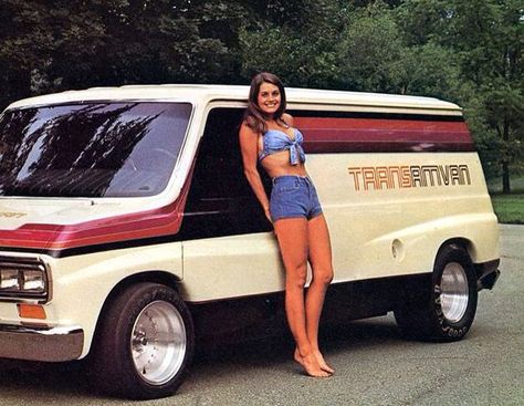 70s van Muse Board, Boogie Van, 80s Summer, 70s Summer, Style Roots, Kombi Motorhome, Vans Girl, Old School Vans, Chevy Van