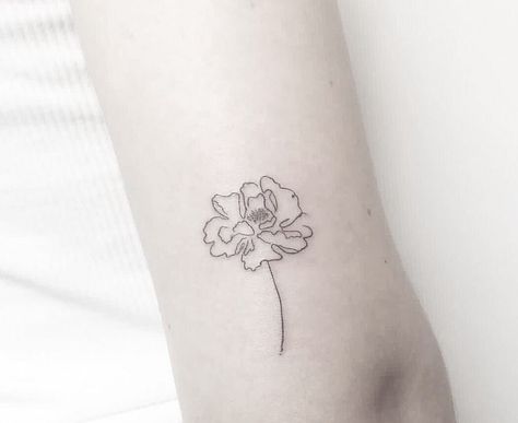 VADERS.DYE on Instagram: “Small minimalistic peony. BY ALLY [ @ally.ink ] | Hamburg | ______________________ BOOKINGS OPEN! Fill out the form on our website to send…” Small Peony Tattoo, Tattoo Cute, Peony Tattoo, Peonies Tattoo, Small Tattoo, Lotus Flower Tattoo, Small Tattoos, Triangle Tattoo, Flower Tattoo