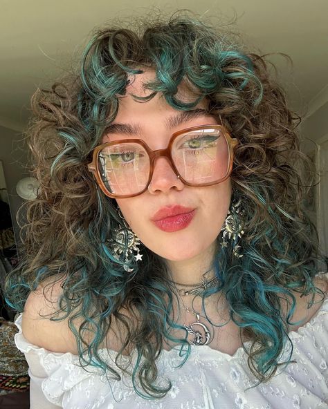 ✨✨🌛🌞🌜✨✨ Curly Hair Frosted Tips, Red Highlights In Light Brown Hair Curly, Brown With Color Hair, Curly Hair With Dyed Bangs, Hair Dye Ideas For Brunettes Curly, Colorful Curly Hair Ideas, Blonde Hair With Ginger Streaks, Shorter Haircuts For Curly Hair, Curly Hair Color Underneath