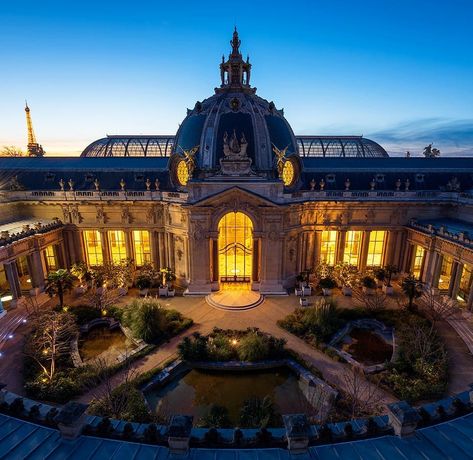 Paris Secret’s Instagram profile post: “Petit Palais ou Grand Palais, alors ? 😜⁣ ⁣ @ag_photographe⁣ ⁣ #_loves_paris #igersparis #igparis #pariscartepostale #superfrance…” Monaco Palace, Grand Palais Paris, I Love Paris, Paris At Night, January 4, French Chateau, Grand Palais, Night Photography, Beautiful Destinations