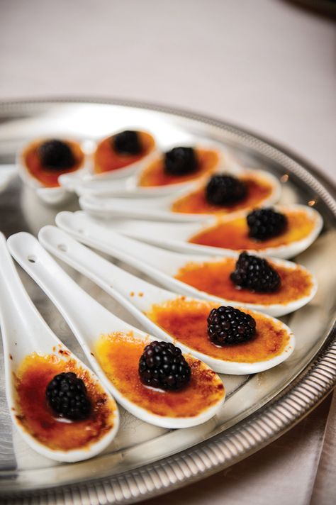 Wedding Small Desserts, Mini Creme Brulee Wedding, Wedding Creme Brulee, French Wedding Desserts, Dessert Trends 2023, Bougie Appetizers, Italian Wedding Desserts, Creme Brulee Wedding, Mini Desserts For Weddings