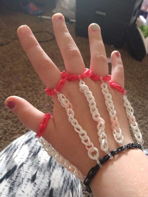 Rubber Beads Bracelet, What To Make With Rubber Bands, Rubber And Bracelets, Things To Make Out Of Rubber Bands, Crafts With Rubber Bands, Cute Rubber Band Bracelet Color Ideas, Bracelet Ideas With Rubber Bands, Matching Rubber Band Bracelets, Halloween Rubber Band Bracelet