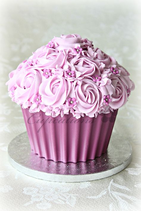 Pink Giant Cupcake - !!                                      !                                 >                                              !                                 u Large Cupcake Cakes, Cupcake Gigante, Bolo Cupcake, Deco Cupcake, Giant Cupcake Cakes, Big Cupcake, Whiskey Cake, Broma Bakery, Smash Cakes