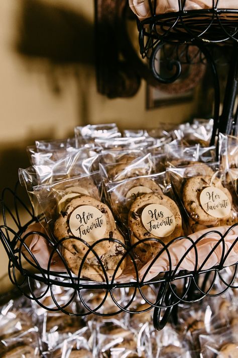 Let's be honest - wedding favors can be pricey, a bit stressful, and a waste of your time. One solution that we always recommend is offering FOOD. 💗 These individually wrapped cookies are the perfect "thank you" that everyone can enjoy. ✨⁣ ⁣ Venue + Coordination ◦ Heartwood Hall⠀⁣⁠⁣⁠⁣⁣⁣⁣⁠⁣⁠⁣⁠⠀⁣⁣ Photographer ◦ Kelly Ginn Photography Wedding Dessert Favors, Cookie Favors Packaging, Cookies For Wedding, Wedding Cookie Favors, Individually Wrapped Cookies, Bake Sale Packaging, Cookie Display, Cookie Party Favors, Wedding Snacks