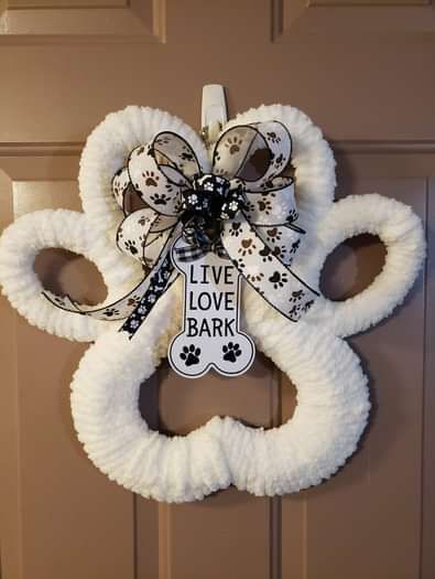 Dog Wreaths For Front Door Diy, Pet Wreath Ideas, Dog Paw Wreath Diy, Cat Wreathes, Dog Wreaths, Paw Crafts, Yarn Wreaths, Pet Wreath, Pet Decor