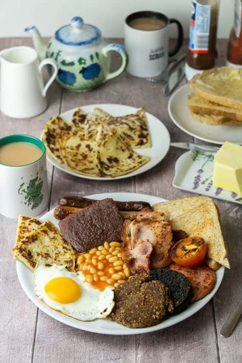 WHAT IS A FULL SCOTTISH BREAKFAST? AND HOW TO MAKE THE BEST ONE! Scottish Scran, Scottish Aesthetic, Outlander Recipes, Full Scottish Breakfast, Traditional Scottish Food, Tattie Scones, Medieval Food, Scotland Food, Scottish Breakfast