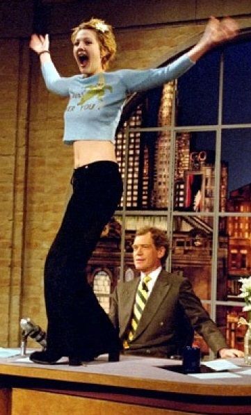 david letterman -drew 'flash' Drew Barrymore David Letterman, Iconic Pop Culture Moments, Drew Barrymore 90s, Drew Barrymore Style, 90s Style Icons, 1990 Style, 90s Grunge Hair, Harry Clarke, Collage Pics