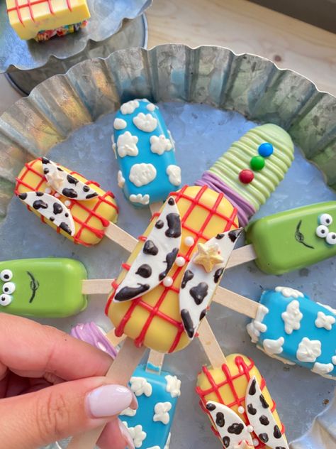 Toy Story Cakecicles, Toy Story Cake Pops Cakepops, Toy Story 5 Birthday Party Ideas, Toy Story Marshmallow Pops, Toy Story Themed Desserts, Toy Story Themed Treats, Toy Story Sweets, Toy Story Charcuterie Board, Toy Story Cakepops