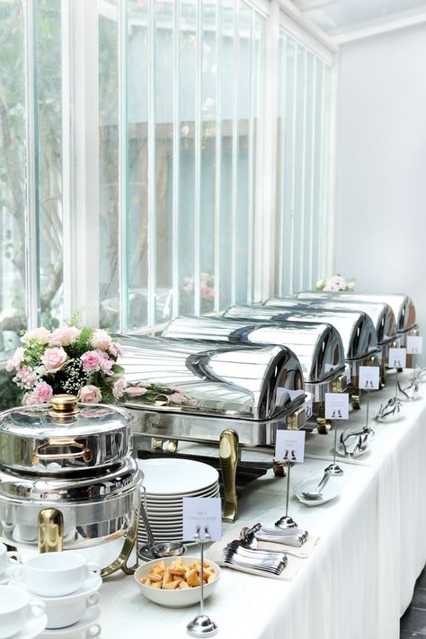 Upscale Buffet Ideas, Buffet Set Up Wedding, Catering Buffet Table Ideas Decor, Wedding Buffet Table Decor, Wedding Catering Ideas, Wedding Buffet Table, Party Buffet Table, Buffet Presentation, Buffet Set Up