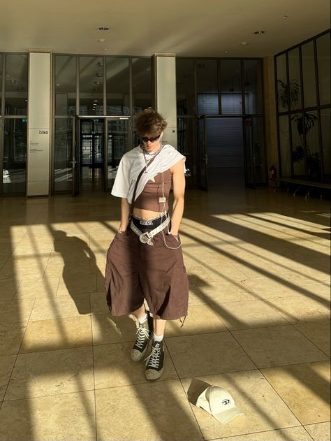 Fitted Top Baggy Pants, Big Pants Small Shirt Men, Baggy Pants Crop Top, Baggy Shorts Outfit Men, Big Pants Small Shirt, Baggy Shorts Outfit, Marlon Noah, Noah Core, Crop Top Men