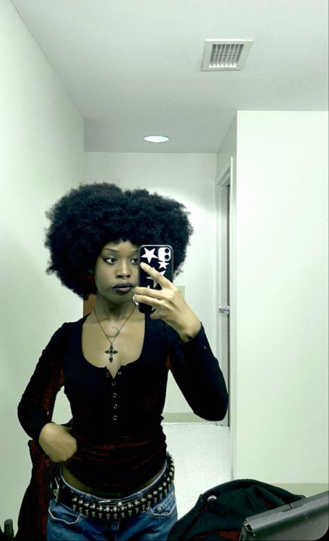 #gothic #afro Afro Goth Women, Poc Alt, Goth Black Women, Alt People, Afro Goth, Goth Women, Afro Punk, Dark Skin Women, Alt Fashion