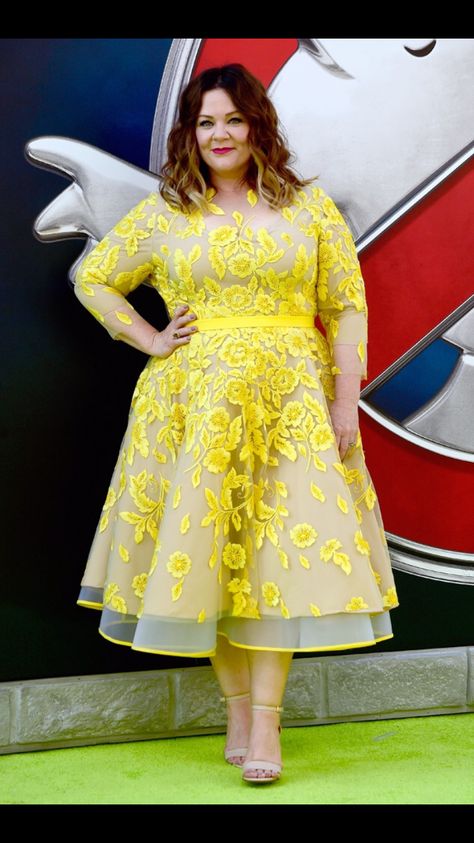 Plus Size Wedding Dresses With Sleeves, Yellow Lace Dresses, Lace Dress Styles, Center Of Attention, Plus Size Gowns, African Lace Dresses, Plus Size Formal, Melissa Mccarthy, Classy Dress Outfits