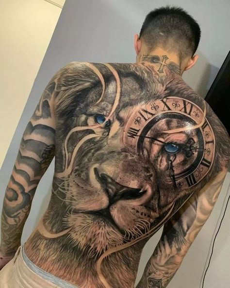 Lion Back Tattoo, Men Flower Tattoo, Beautiful Tattoo Designs, Tattoo Lion, Wolf Tattoo Sleeve, La Tattoo, Torso Tattoos, Saved Tattoo, Lion Head Tattoos