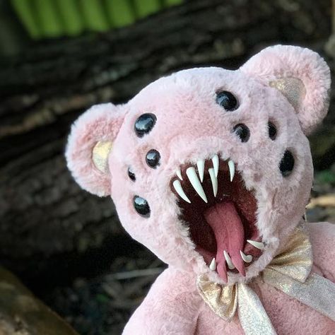 Dont Trust Dolls on Instagram: "Twinkle. *link in bio* Pink fluffy teddy, cute, adorable, mouth full of teeth and eight beady black eyes to stare deep into your soul and pull out the darkest of your fears....  Looks cute with his fancy sparkly bow tie, perfect addition to any dark bedroom corner. #teddy #scary #monster #creepy #horror #scp #scpfoundation #creepystuff #horrorstuff #monsterstuff #nightmare #nightmarefuel #horrorart #scarytoy #horrortoy" 2 Headed Teddy Bear, Two Headed Stuffed Animal, Cute Horror Aesthetic, Creepy Stuffed Animals Diy, Scary Stuffed Animals, Scary Plushies, Creepy Cute Core, Teddy Bear Creepy, Cute Horror Art