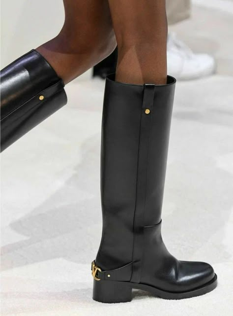 Valentino Boots, Money Fashion, Elegant Styles, Aesthetic Shoes, Shoe Boot Sandals, Fall Shoes, 가을 패션, Womens Clogs, Winter Shoes