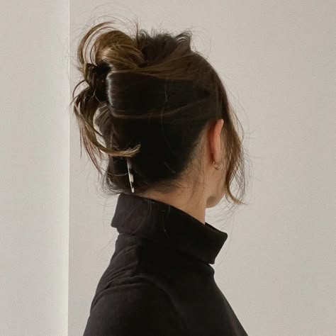 Minimal Updo Hairstyles, Stick Hair Pin, Hair Stick Pin, Hair Stick Styles Long Hair, Hair Sticks Aesthetic, Hair Stick Aesthetic, Japanese Hair Sticks, Chop Stick Hairstyles, Hair Pin Aesthetic