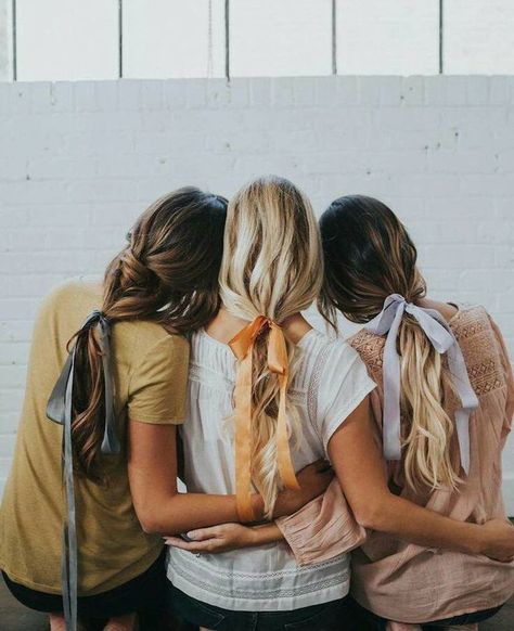 Hair bows are back and we've got 8 inspiring ideas for how to pull off a grown-up version. Hair Layered, Barefoot Blonde, Good Hair Day, Shampoos, Hair Dos, Scarf Hairstyles, Hair Day, Pretty Hairstyles, Lany